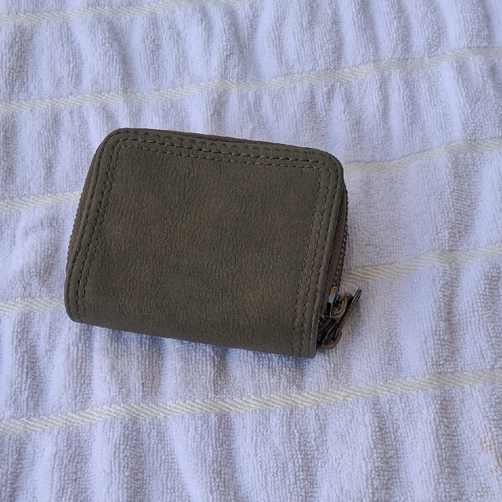 Universal Thread Gray Zip Wallet